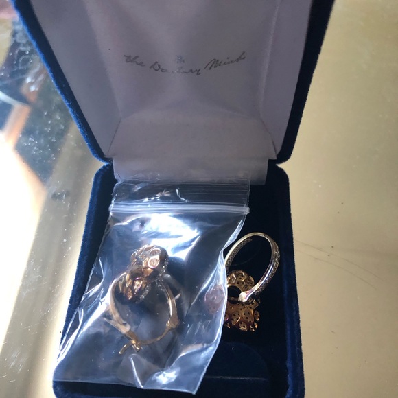 Earrings, new in box - Picture 4 of 5